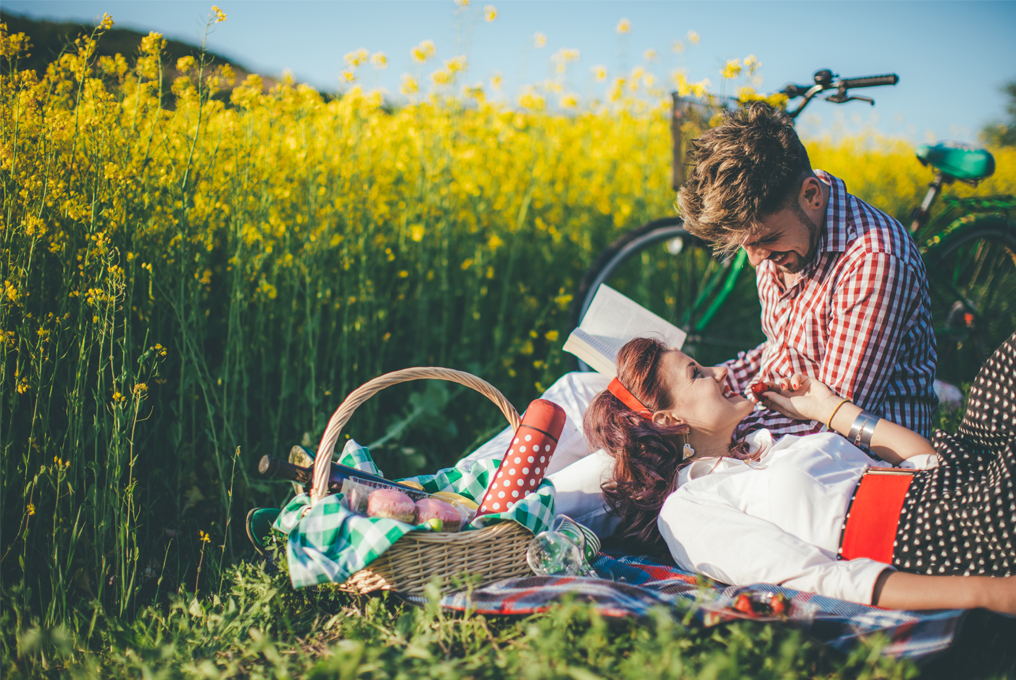 Ein Paar am picknicken