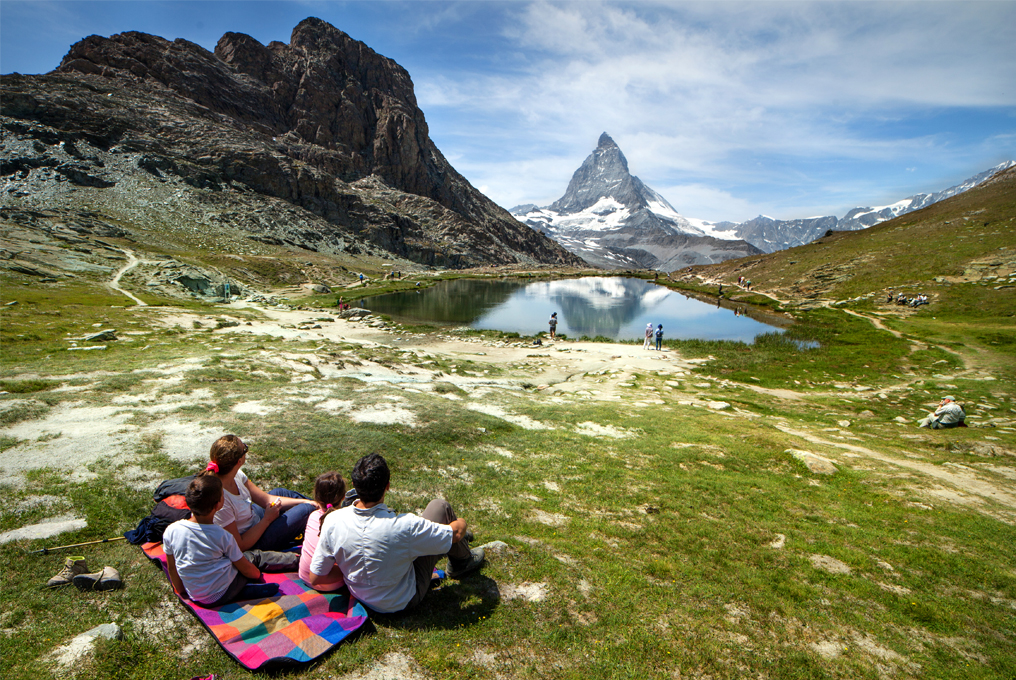 Eine Familie picknickt auf den Bergen