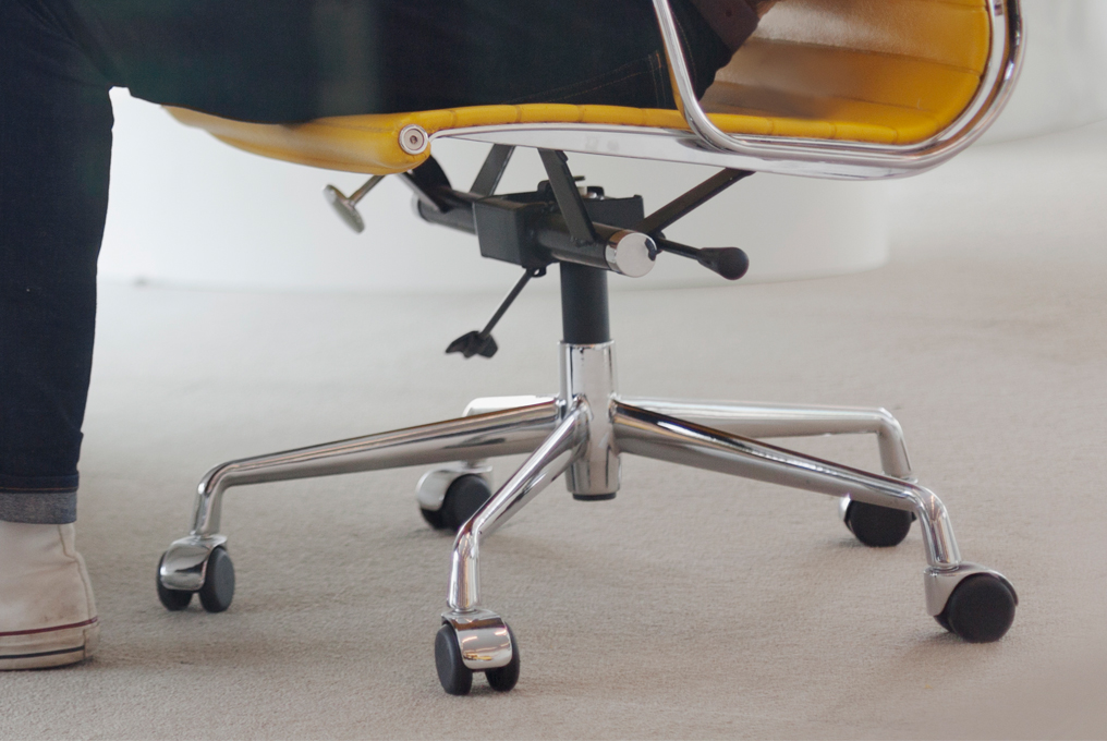 Una sedia a rotelle per ufficio