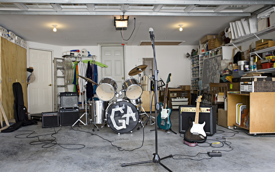 Un garage con batteria