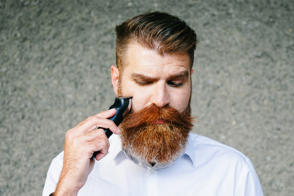 Ein Mann rasiert seinen Bart
