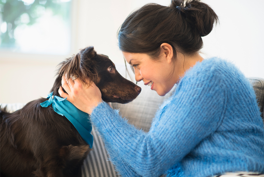 Eine Frau mit ihrem Hund