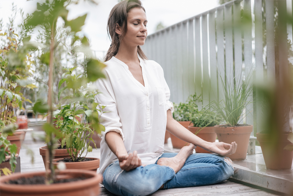 Eine Frau am meditieren