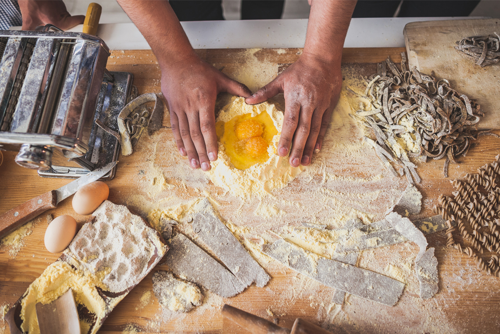 Ein Mann stellt Pastateig her