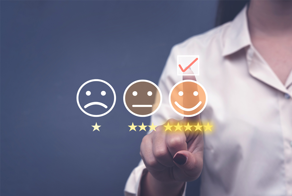 Una donna scommette su un sorriso sorridente.