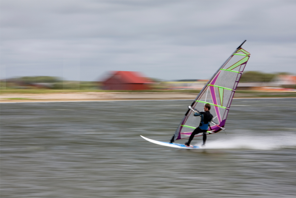 Un uomo che pratica il windsurf