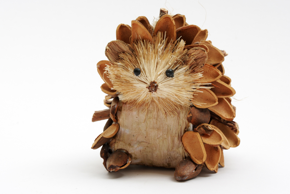 Un riccio fatto di pigne di abete