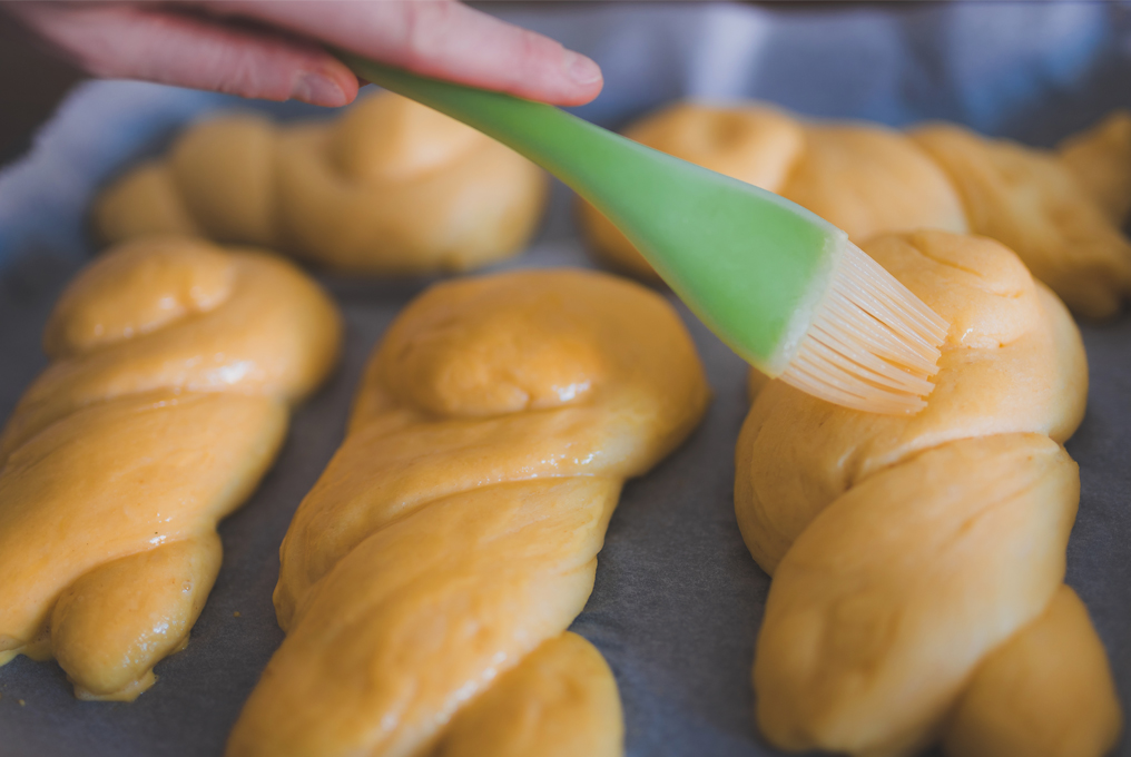 Zöpfchen werden mit Ei bestrichen