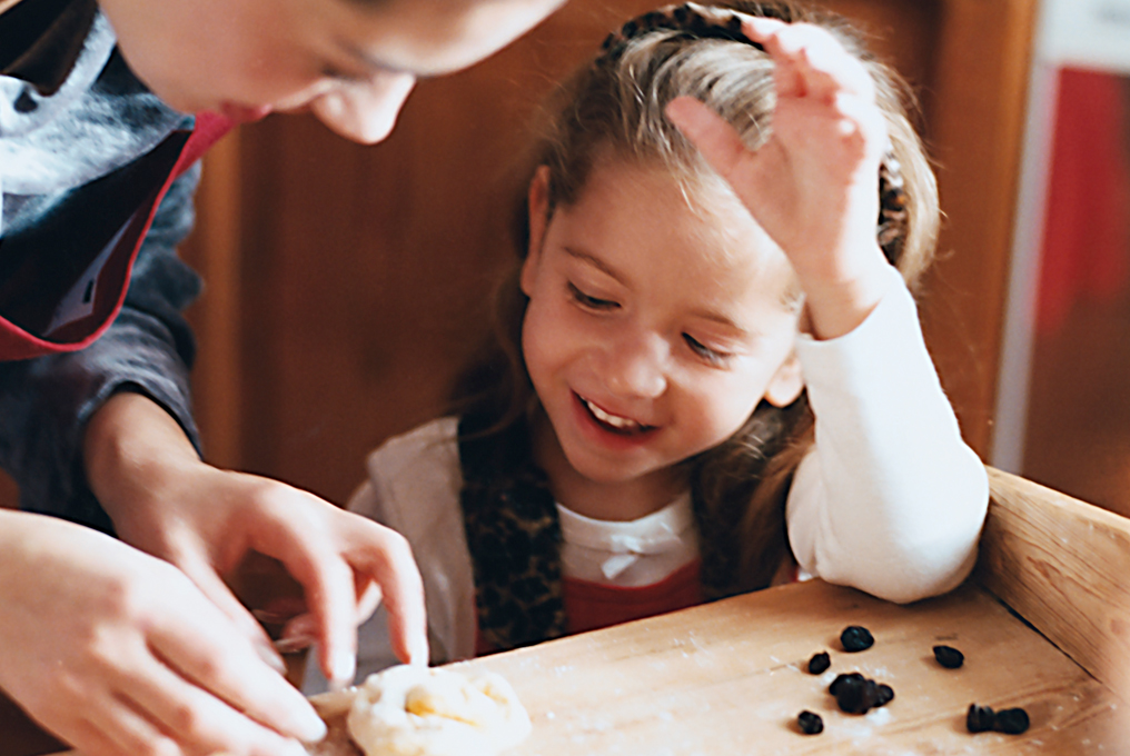 Ein Kind am backen