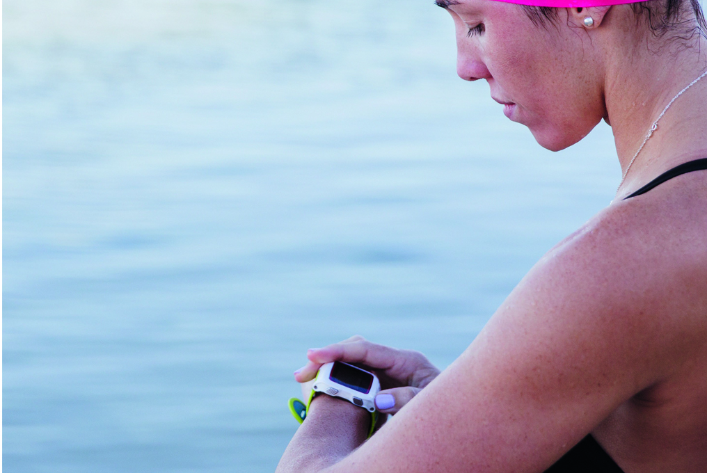 Eine Frau mit einer Smartwatch