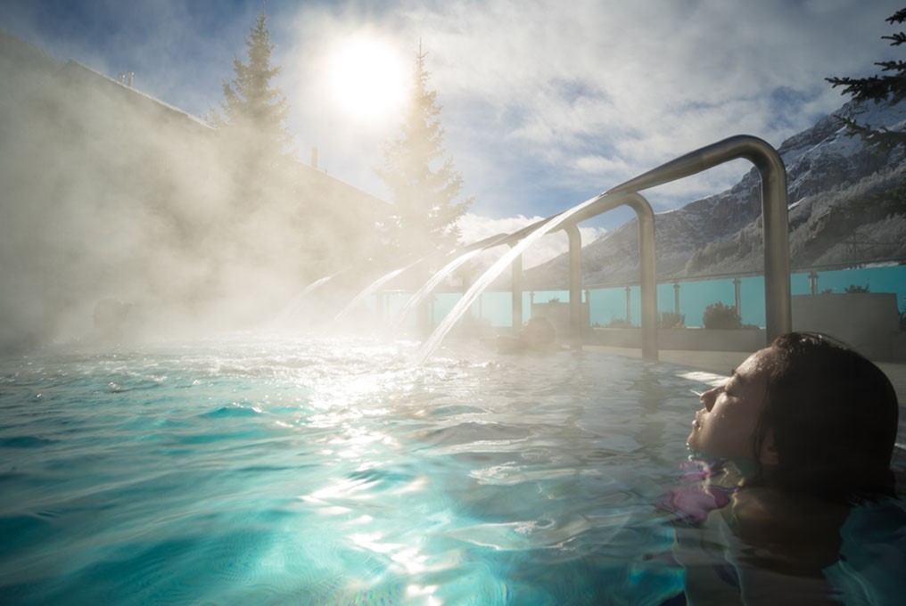 Eine Frau in einem Thermalbad