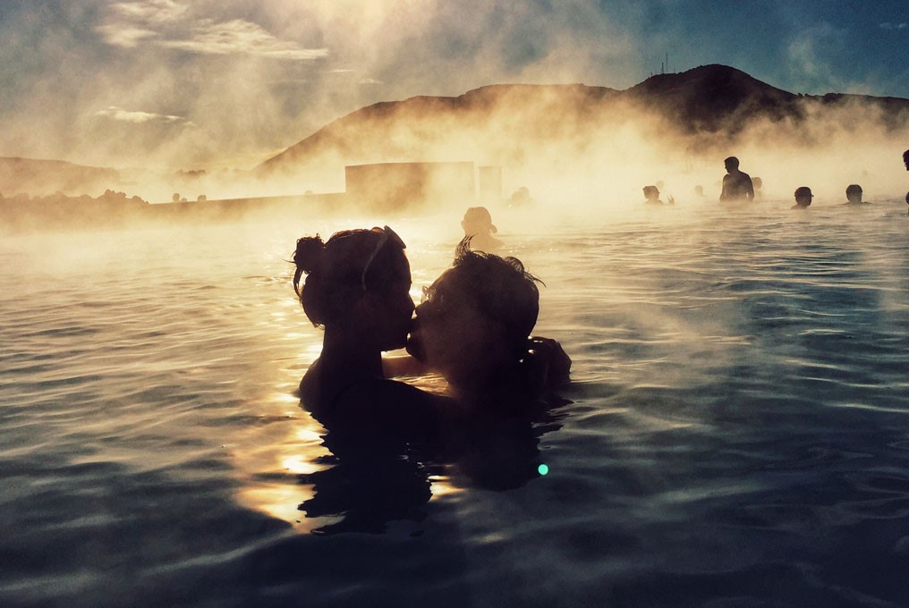 Ein Pärchen in einer Schwefelquelle