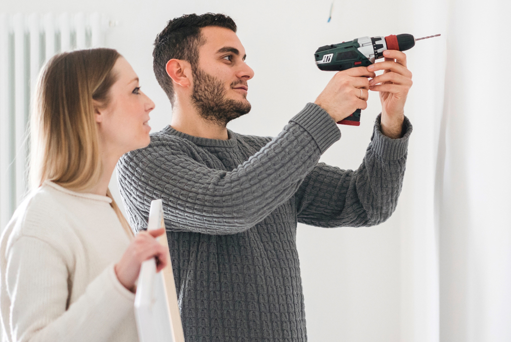 Un uomo che trapana in un muro