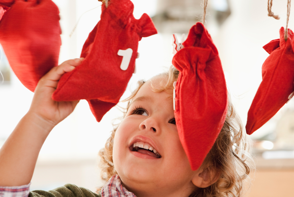 Ein Kleiner Junge mit einem Adventskalender