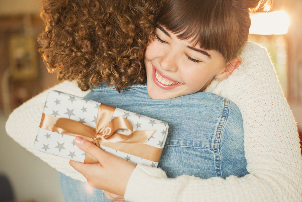 Due donne si abbracciano a vicenda