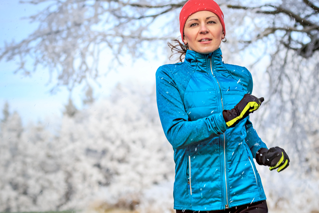 Eine Frau joggt im Winter