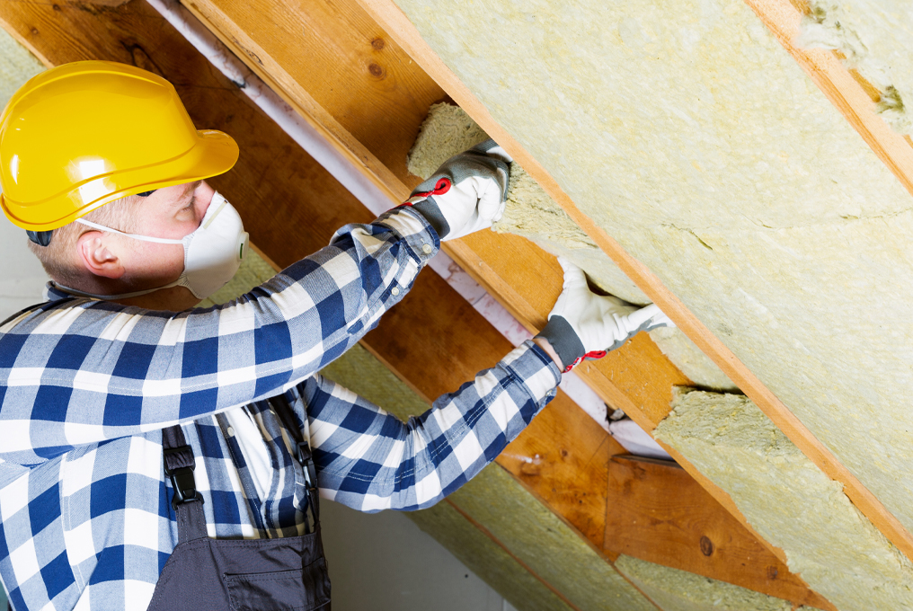 Un uomo isola il tetto