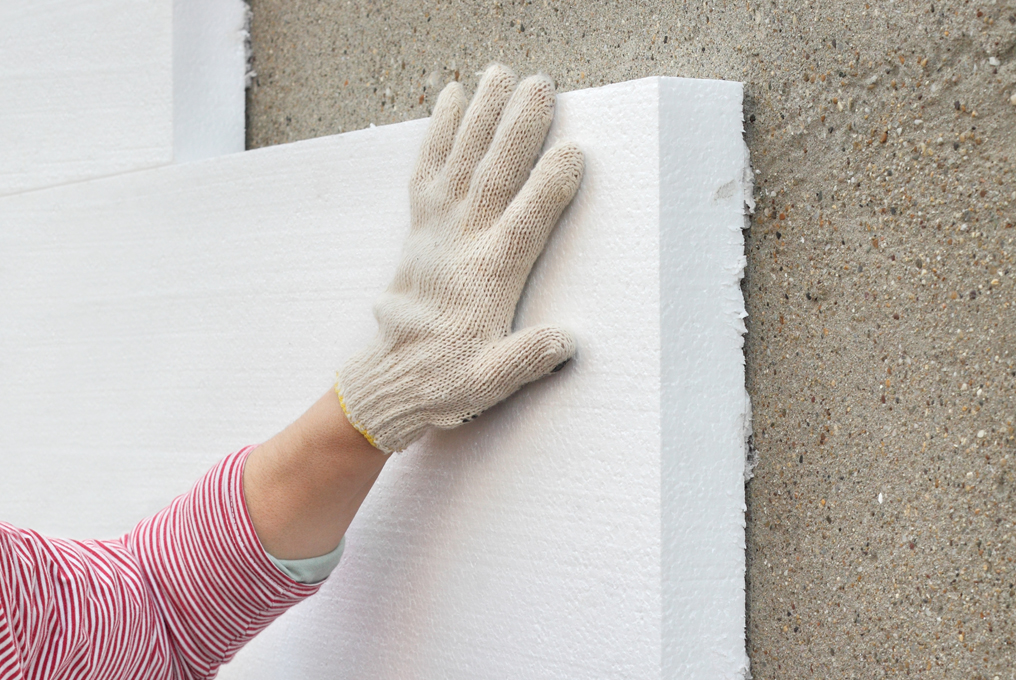 Un uomo isola dall'esterno