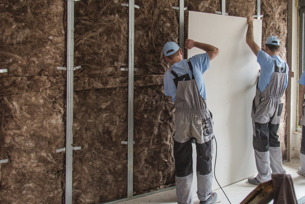 Due uomini isolano una casa