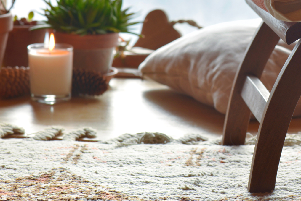 Un tappeto con una candela sopra.