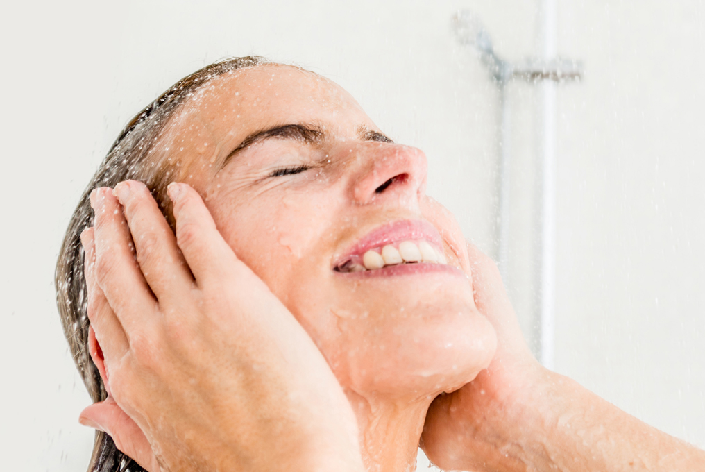 Une femme qui prend une douche