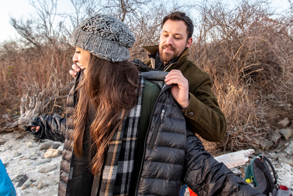 Un homme qui met une veste de femme