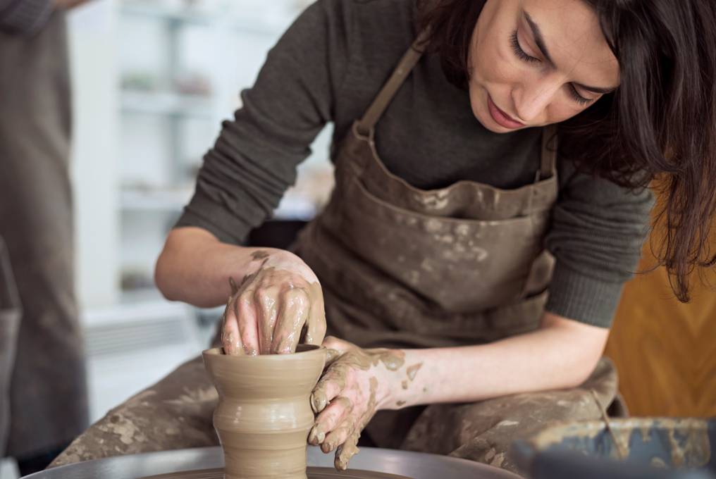 Eine Frau am töpfern