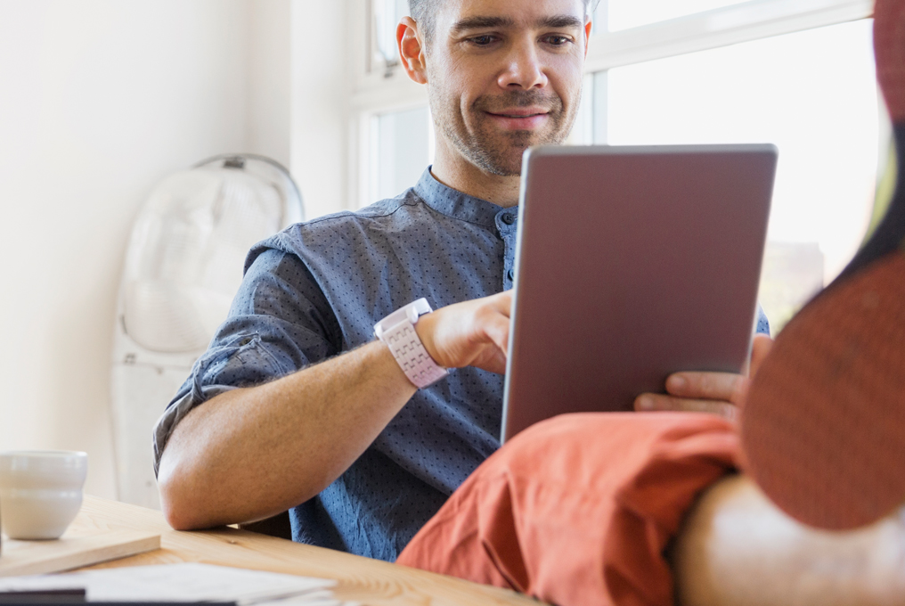 Ein Mann am IPad