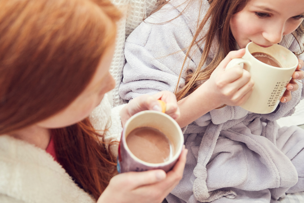 Due bambine che bevono cioccolata calda