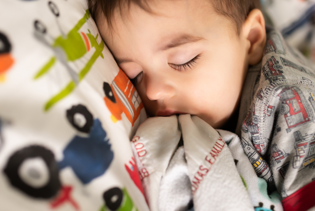 garçon dans son lit