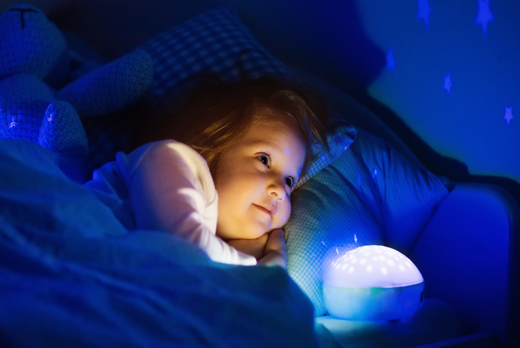 garçon dans son lit