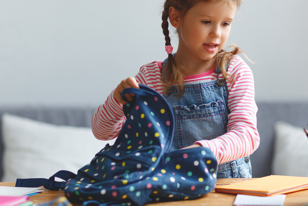 und fille avec un sac à dos