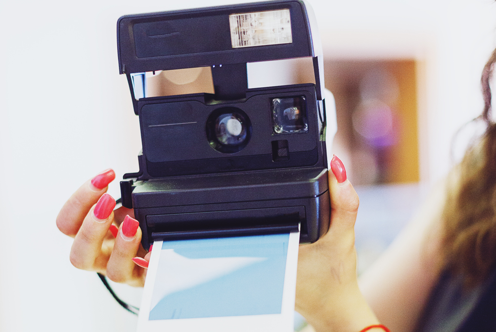 Una vecchia macchina fotografica Polaroid