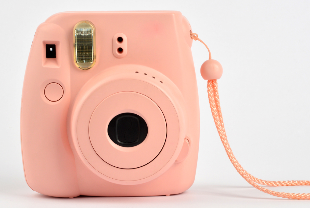 Una fotocamera Polaroid rosa