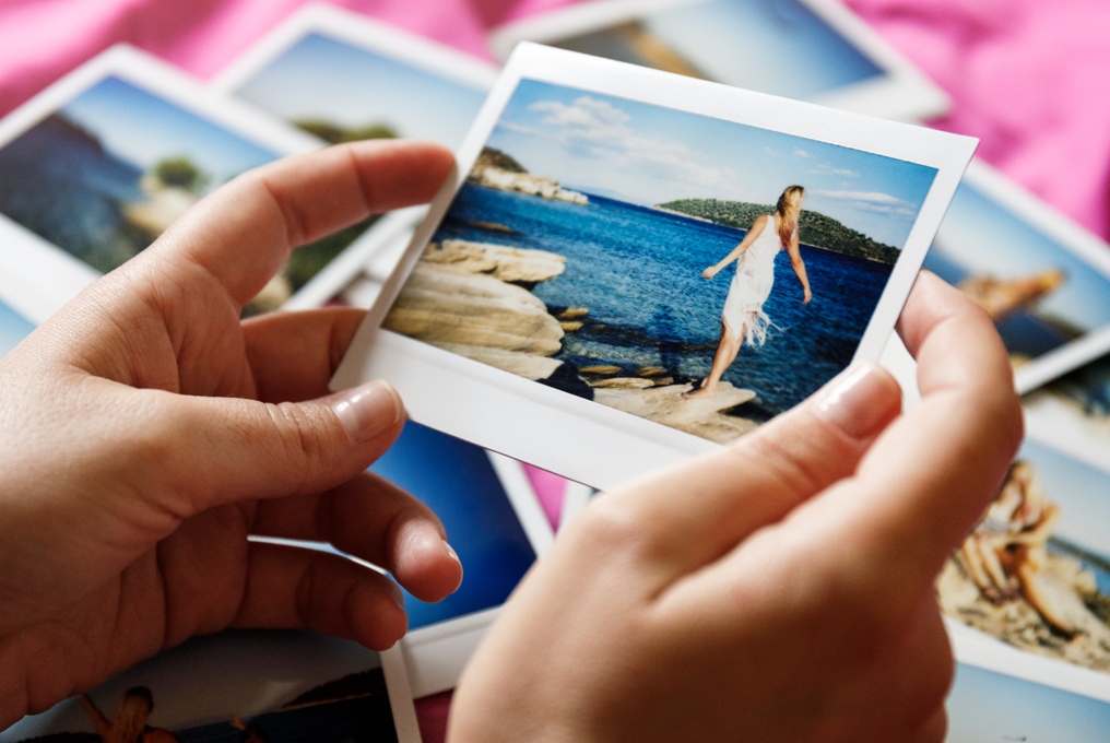 Un'immagine Polaroid su cui una donna può essere vista sul cavalletto