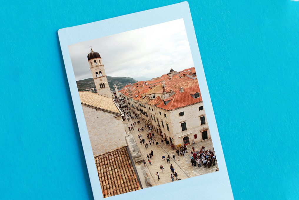 Un'immagine Polaroid con sopra una città