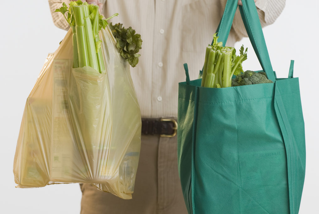 Uomo con due sacchetti della spesa