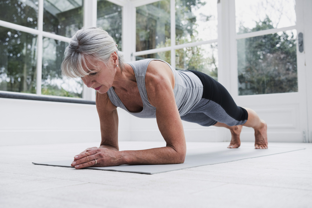 Frau macht Fitnessübung