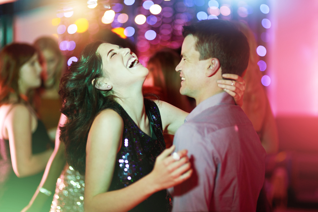 Coppia in una discoteca
