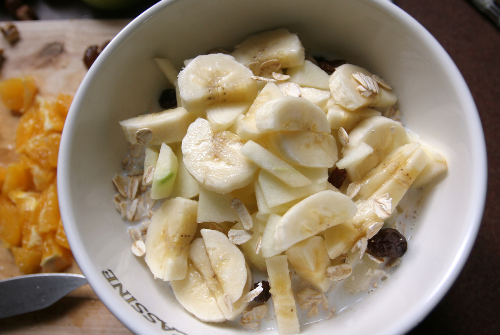 Fruits et flocons dans un bol