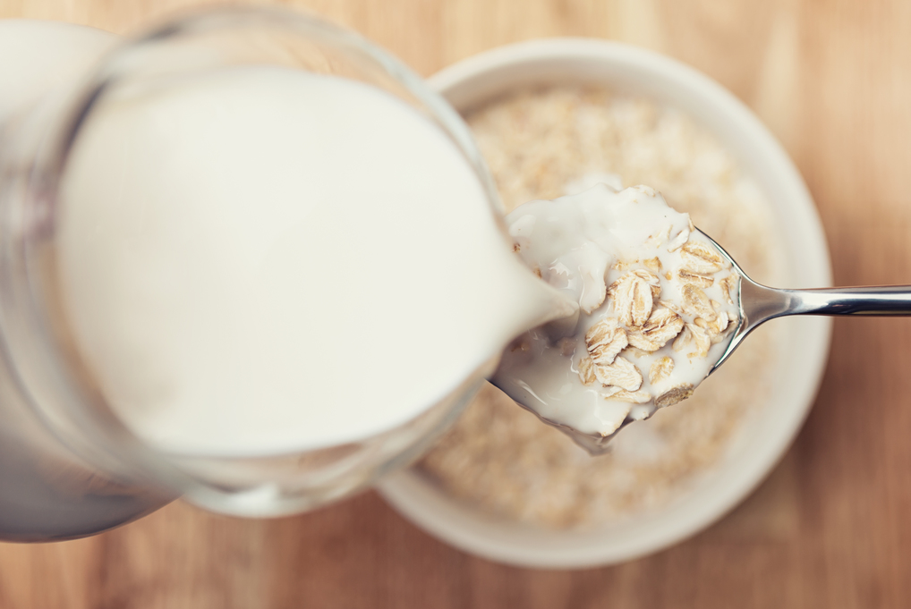 Cucchiaio con latte e fiocchi