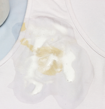 Canottiera bianca con macchie