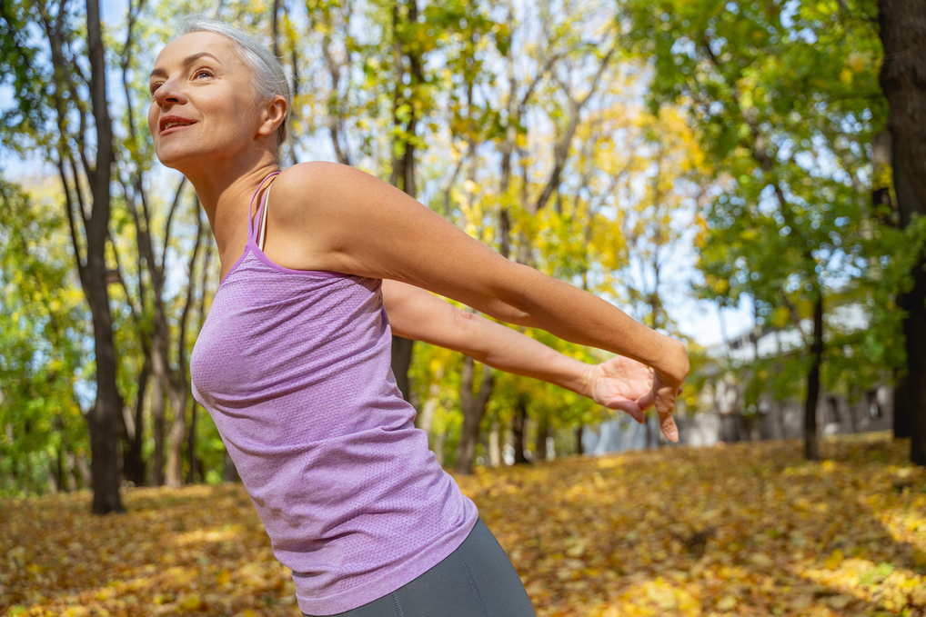Donna fa esercizi di stretching