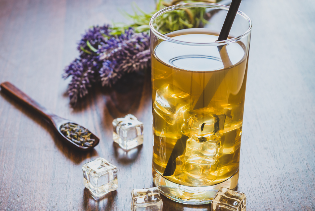 Eistee mit Eiswürfeln