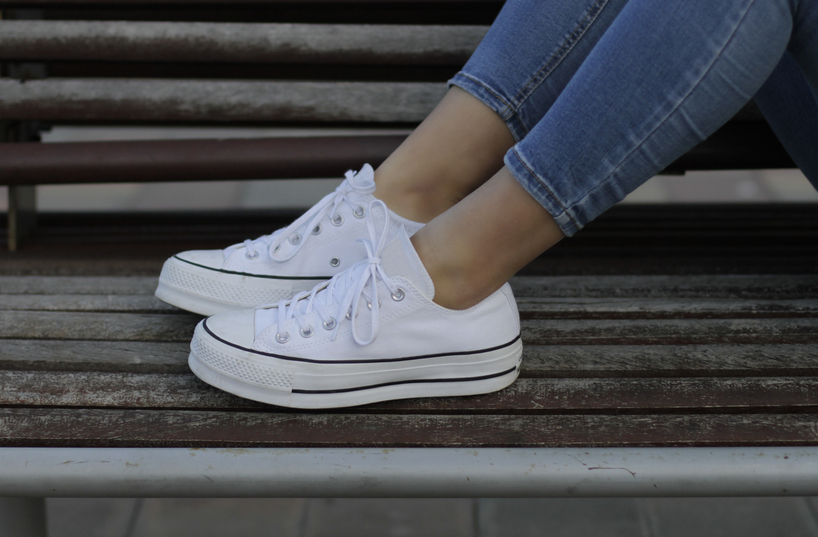 Femme en jean avec des baskets blanches