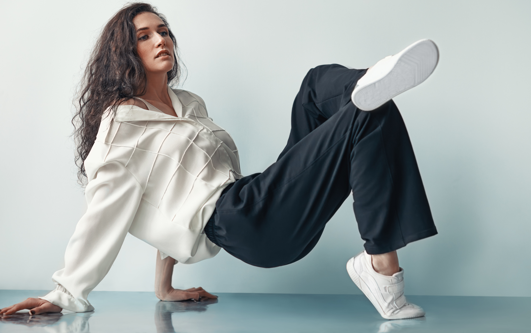 Femme en tenue classique avec des chaussures à brides