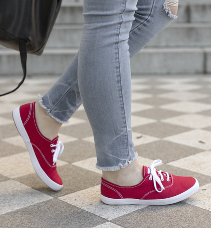 Femme portant des baskets rouges