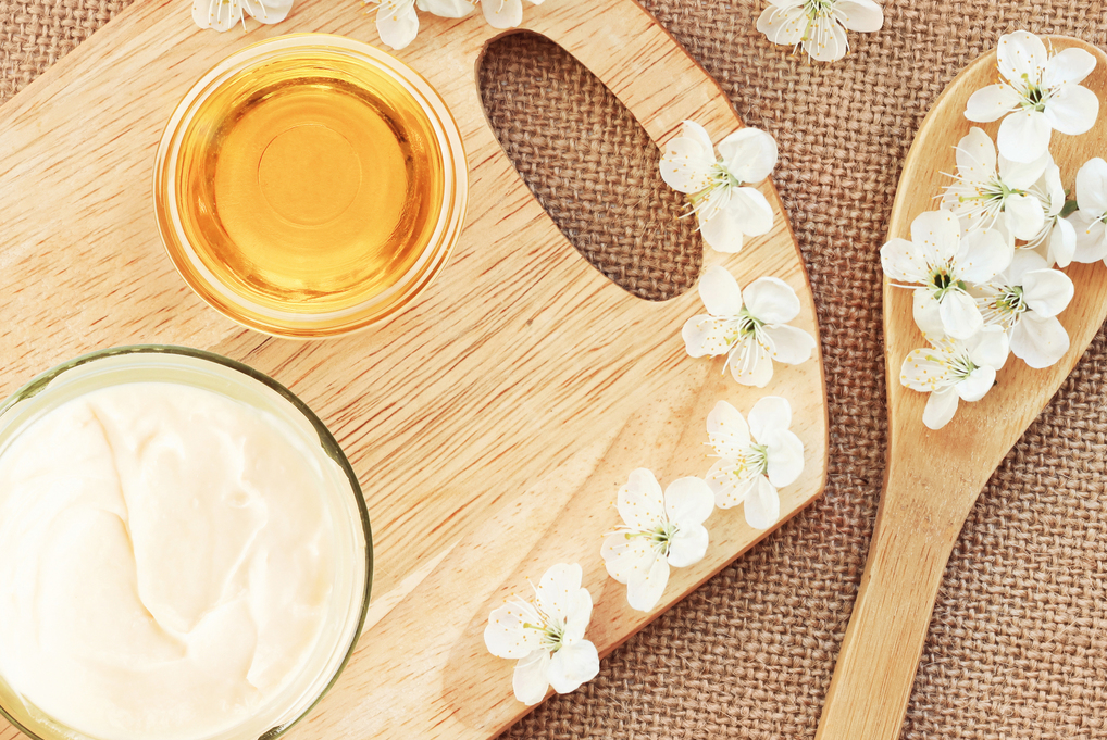 Planche avec fleurs, miel et séré