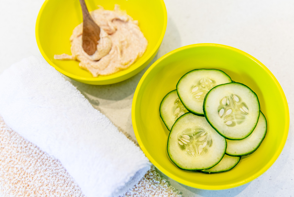 Ciotola con cocomero e una con maschera