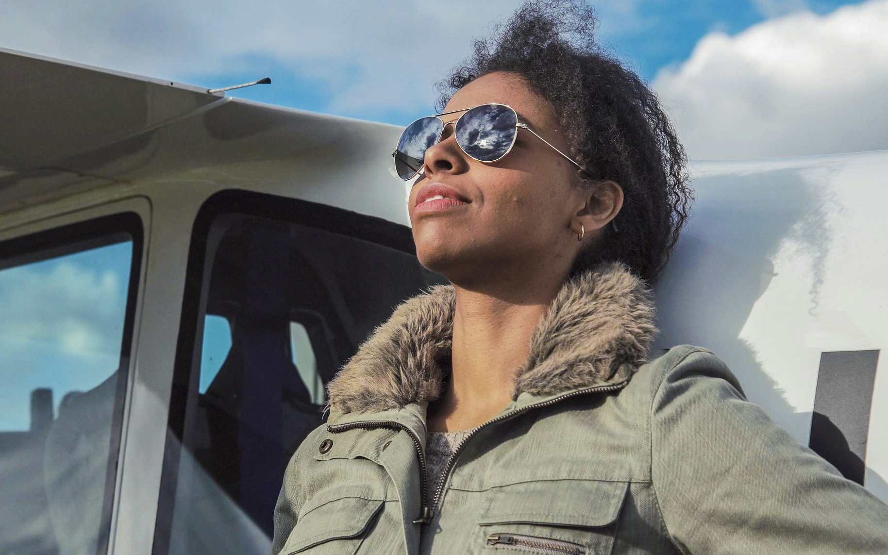 Femme avec des lunettes d'aviateur